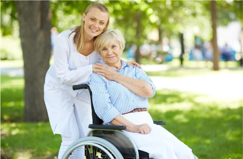 Compassionate Home Care Services in Toronto & Vaughan: Supporting Seniors’ Well-Being
